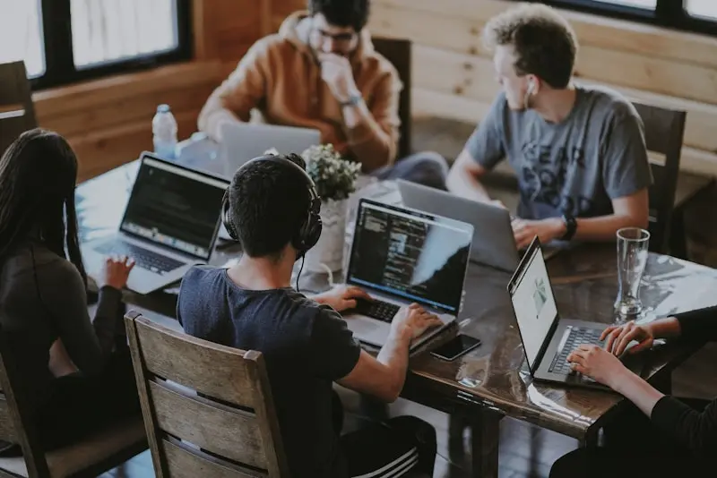 Equipo de tecnología colaborando en proyecto de software